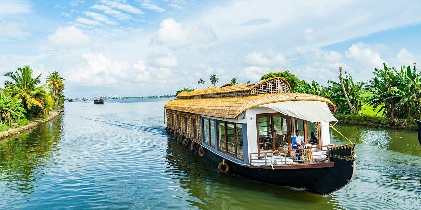 Alleppey backwaters and Munnar tea gardens in Kerala